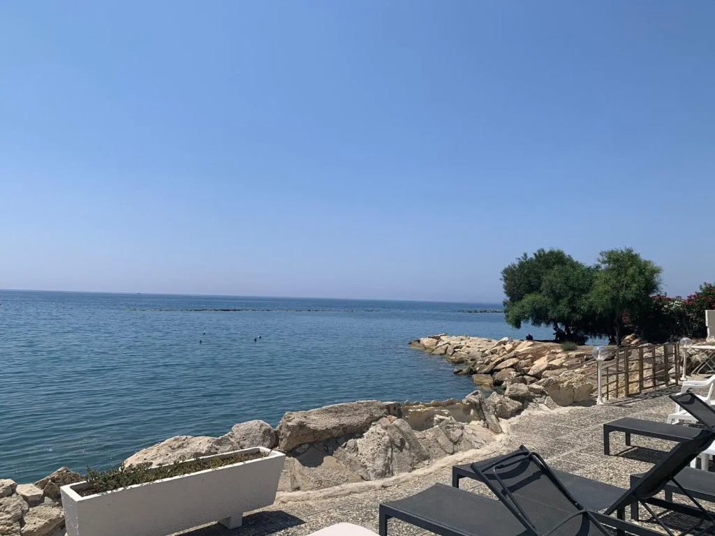 Large 3BD APT 50m to the sea with a pool
