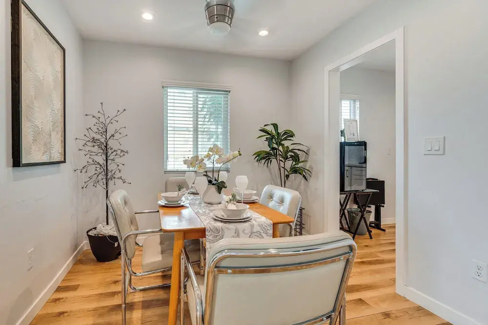 4 Mi to Sofi Stadium, Fenced Yard: Modern Retreat!