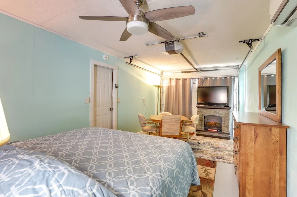 7 Mi to Downtown Denver: Lakewood Gem w/ Deck!