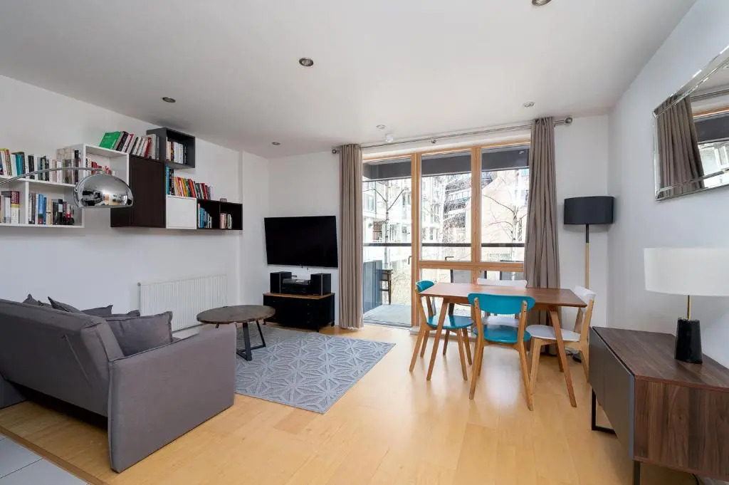 D8 - Canal View Apartment