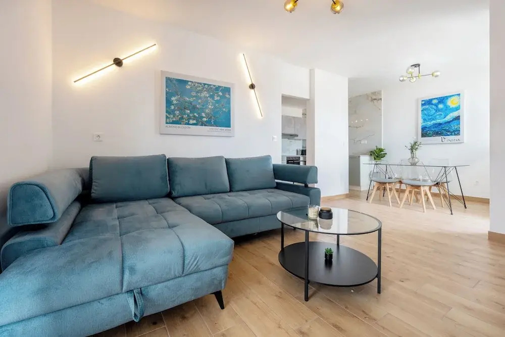 Modern apt With Balcony, 12 min Walk to the Beach