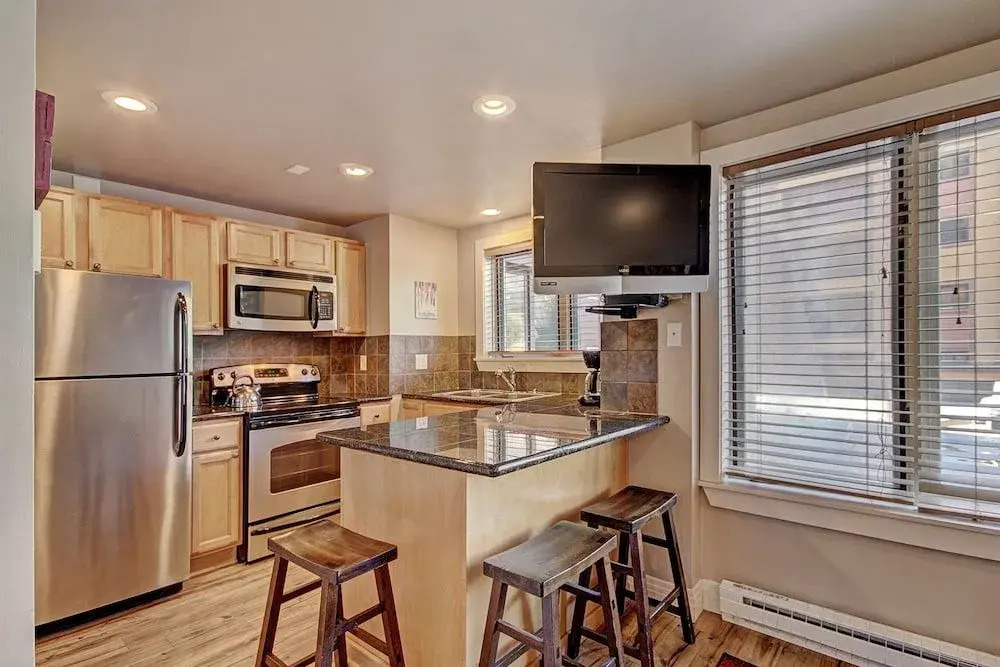 Winter Ski-in out Studio Sleeps 4, Steps to Historic Main St
