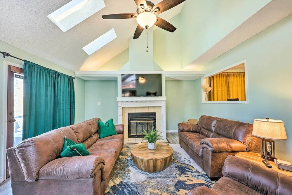 Hot Springs Getaway w/ Beautiful Lake Views