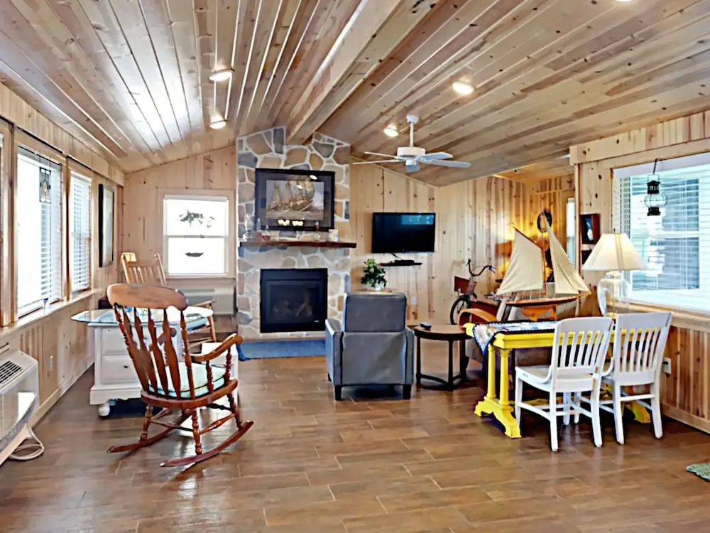 Salt Pines Cottage on 9th Street 3 Bedrooms 2 Bathrooms Home