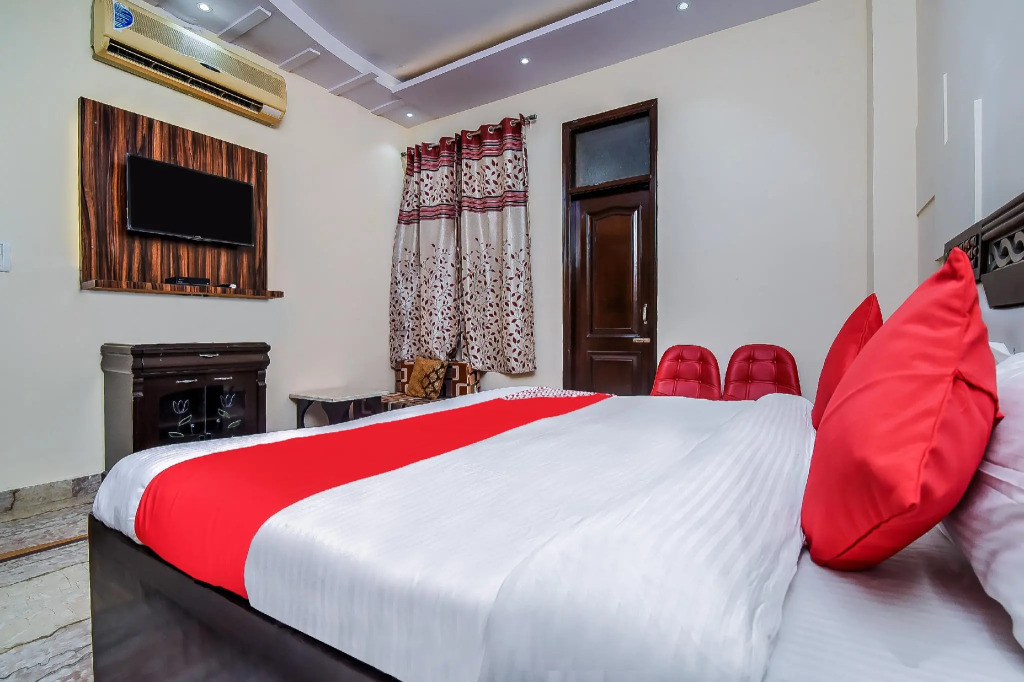 OYO 18831 Florence Residency