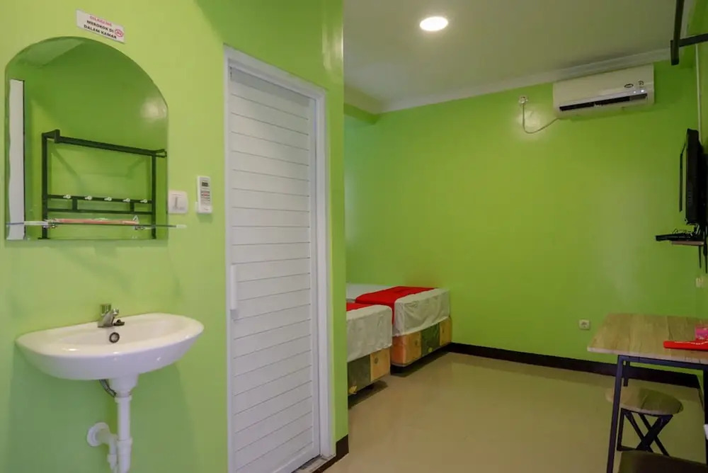 RedDoorz @ Jalan Gatot Subroto Semarang
