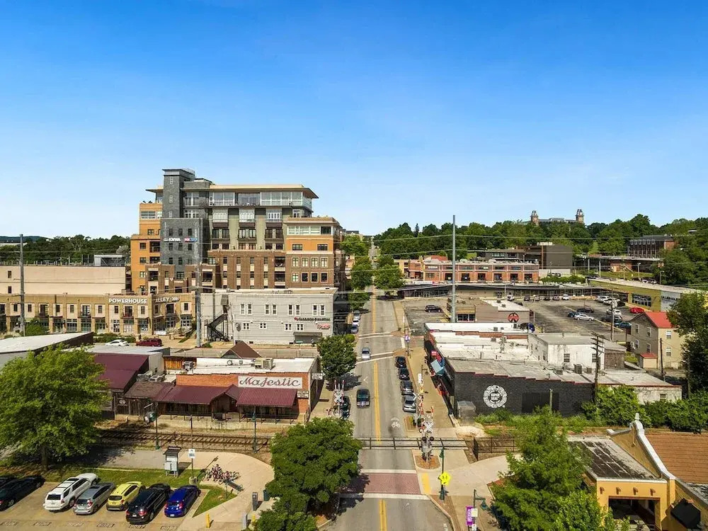 The East View - Overlooks Downtown - Steps to Dickson