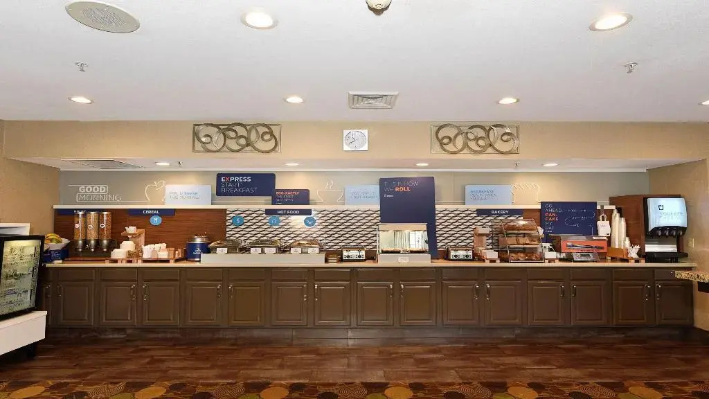 Holiday Inn Express & Suites Chicago Deerfield Lincolnshire by IHG