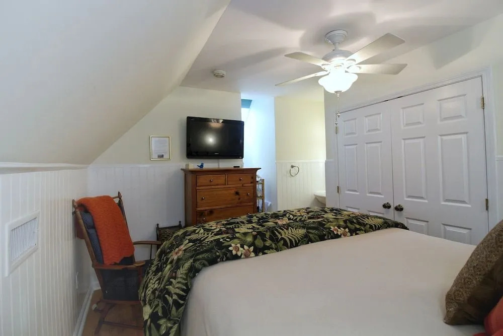 Tudor Oaks Inn