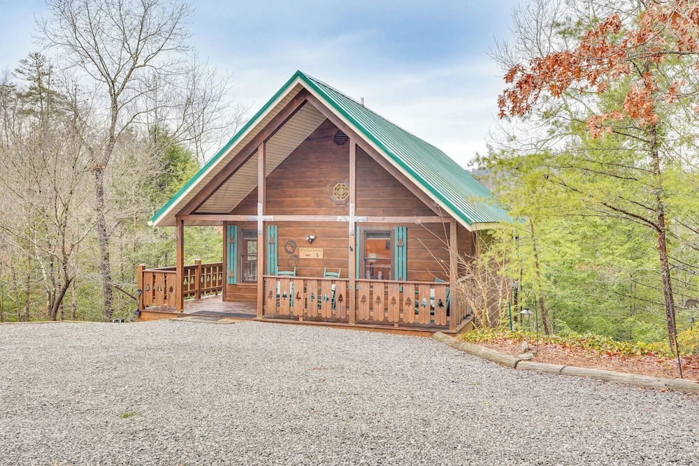 2-tier Deck & Hot Tub: Quiet Sevierville Cabin