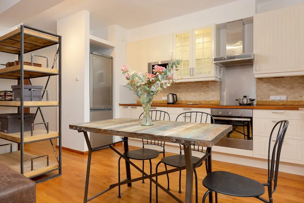 Broniwoja Apartment by Renters