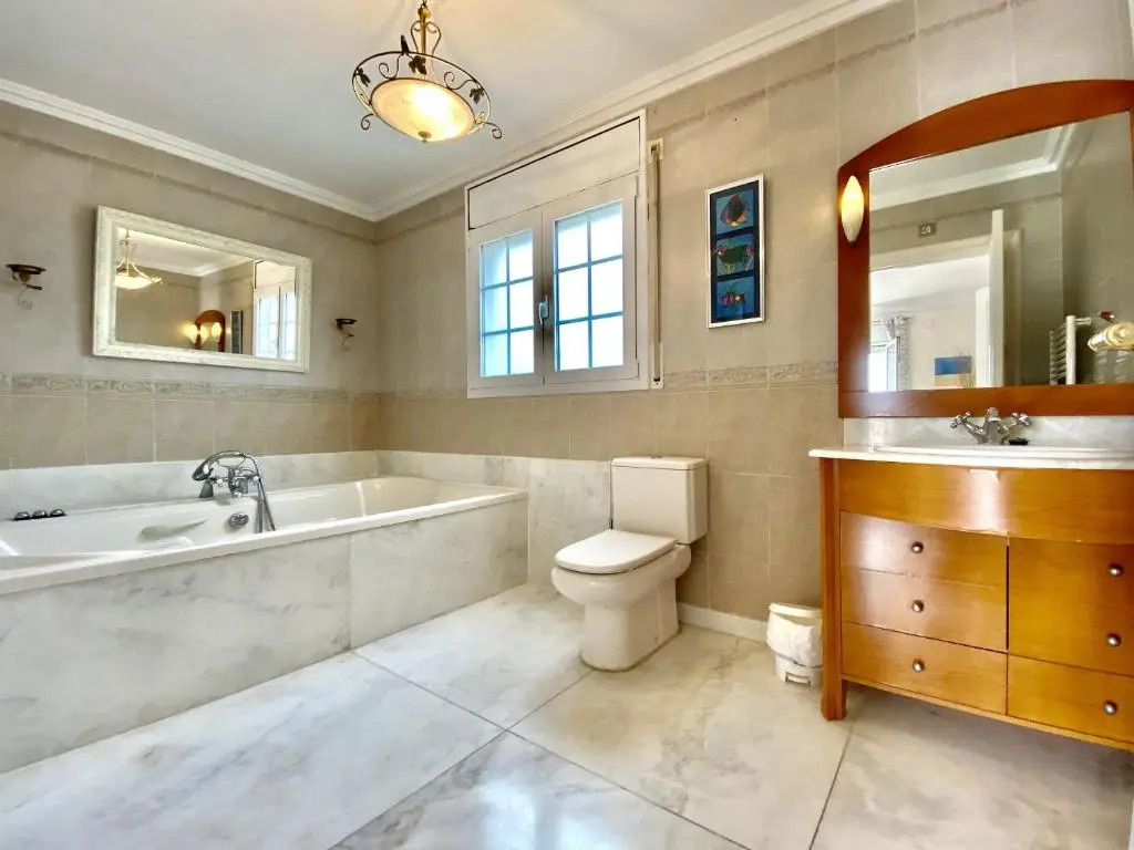 Villa Montserrat 4bedroom with sea and mountain views & air-conditioning & private swimming pool