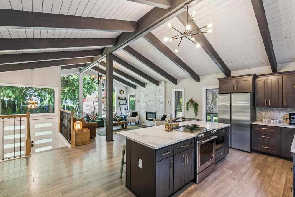 Modern Forest Escape, Near Lake Stevens & Hikes