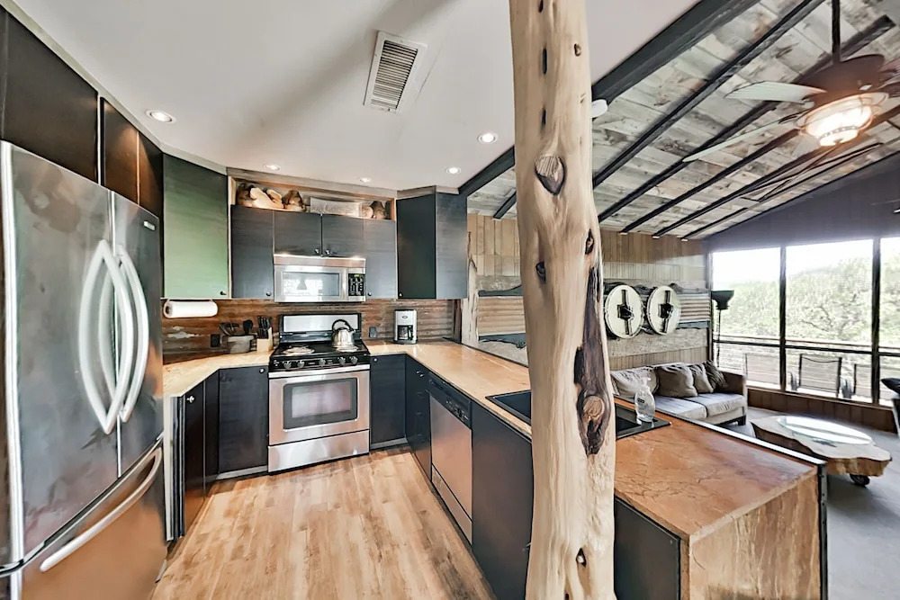 Lucky Goat House: Near Lake & Activities 4 Bedroom Cabin