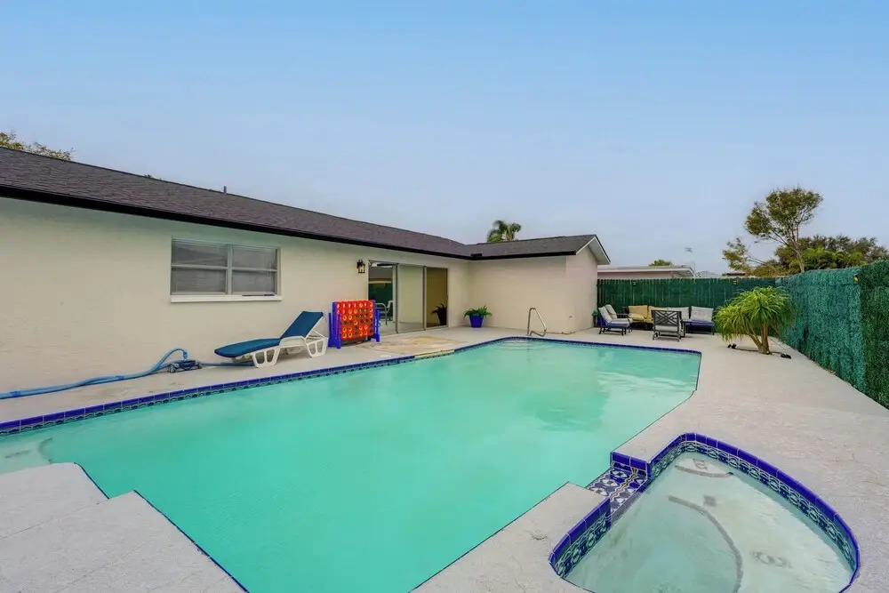 Backyard Oasis: Pet-friendly Largo Retreat w/ Yard