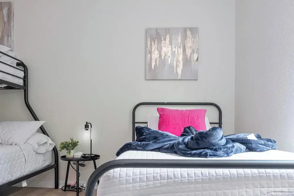 Historic Comfort 2BR/1BA Guesthouse Near Riverwalk