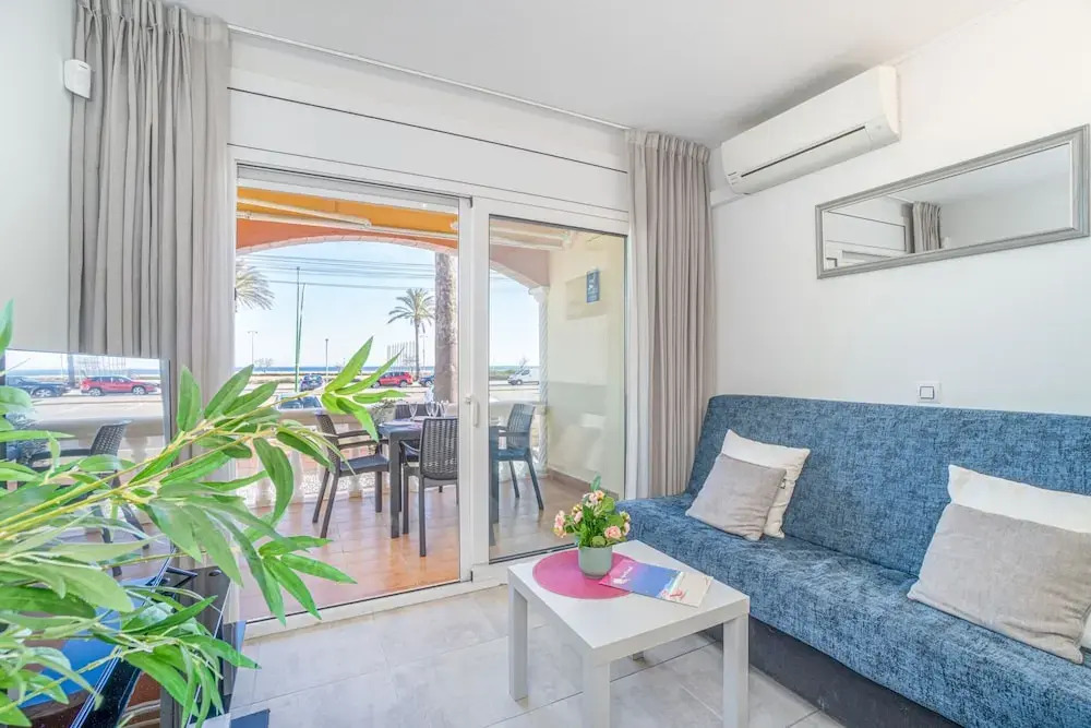 Villa in Empuriabrava With Pool & Canal Access