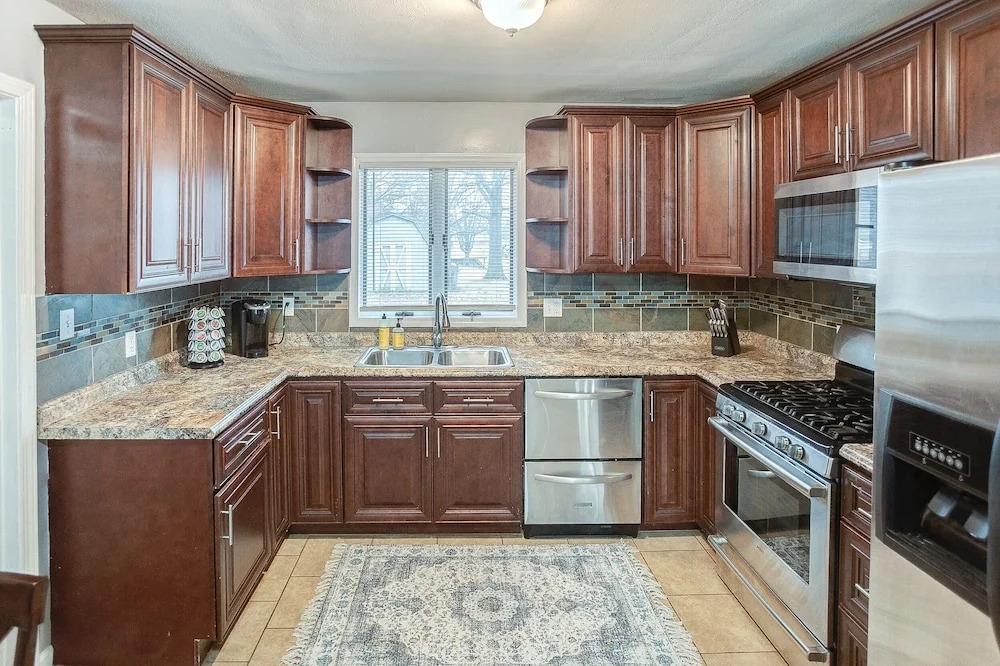 Belleville Beauty - Luxury Stay For Work Or Stay For Play Either Way This Is The Perfect Property For You! 4 Bedroom Residence by RedAwning