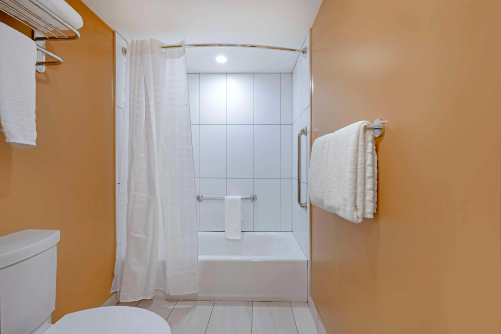 Best Western Plus Emerald Isle Hotel