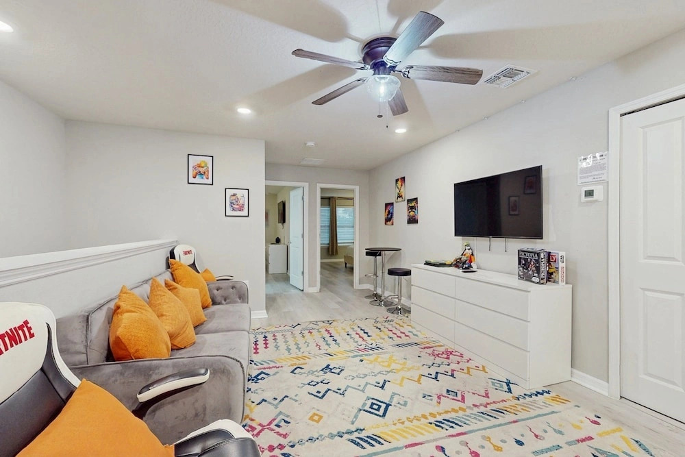 Charming Townhome With Private Pool, Lanai, & Washer/dryer