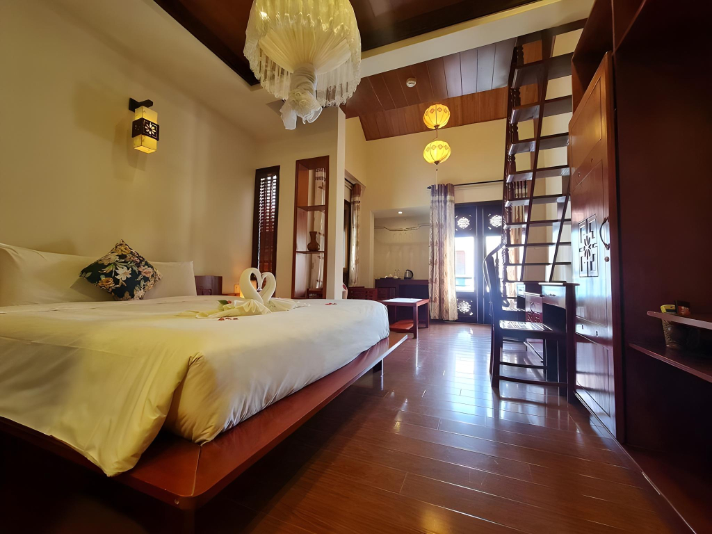 Long Life Riverside Hotel