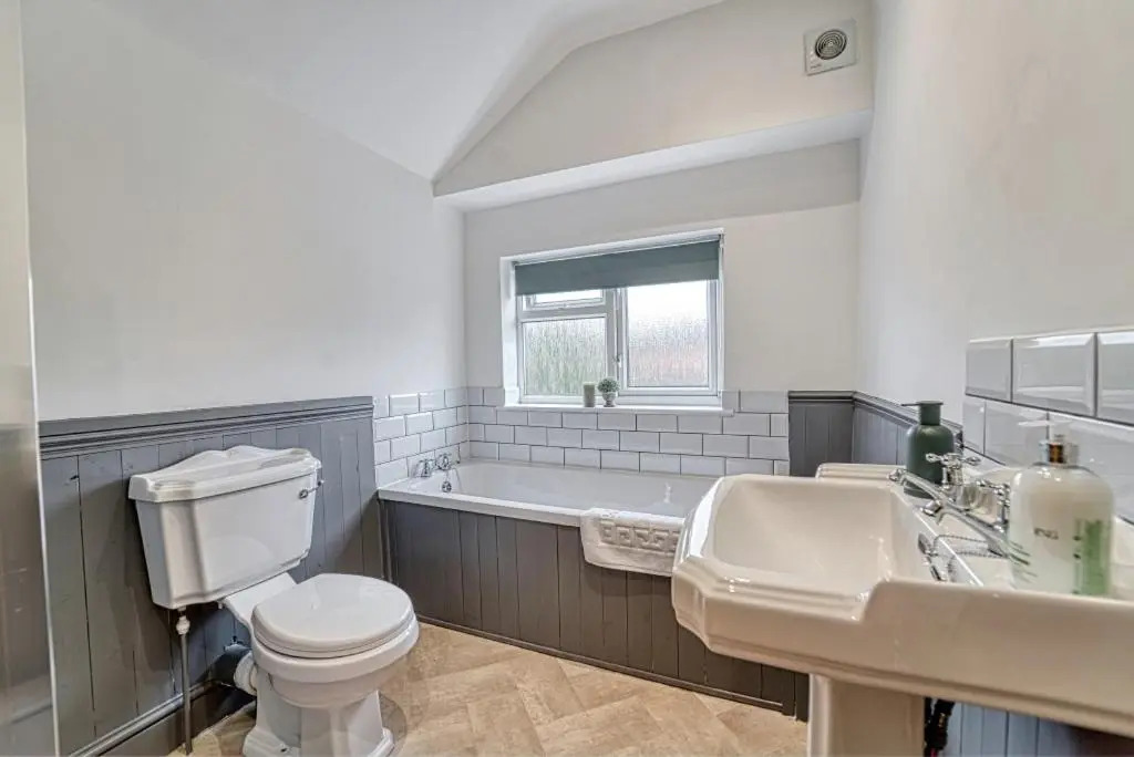 Stylish 2 Bedroom House with Patio