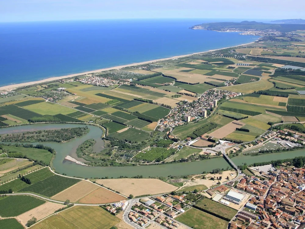 Pretty Holiday Home in Sant Pere Pescador With Swimming Pool