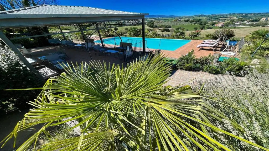 Gardens, Pool, Jaccuzzi Spoleto-poolside-slps 20 1 Hour to Rome
