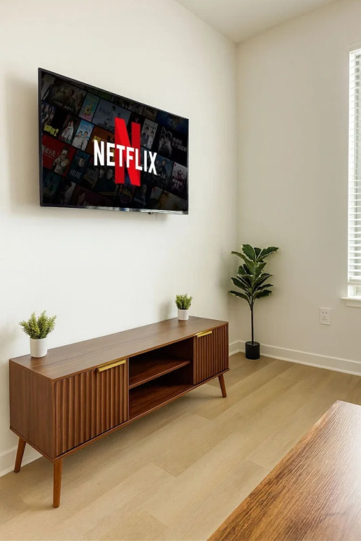 Stylish Workerfriendly 2BR Home + Gym Pool & Lndry