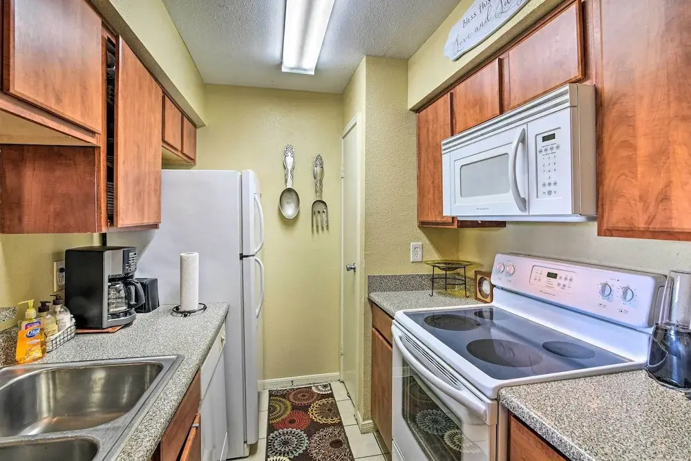 Refreshing Galveston Condo w/ 2 Balconies!