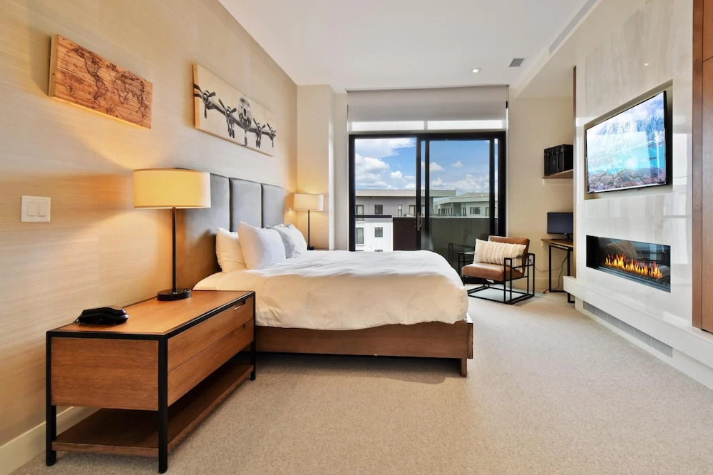 Stunning 4-bdr Penthouse With Rooftop Deck Ski-in out Access Pool hot Tubs 5-star Amenities