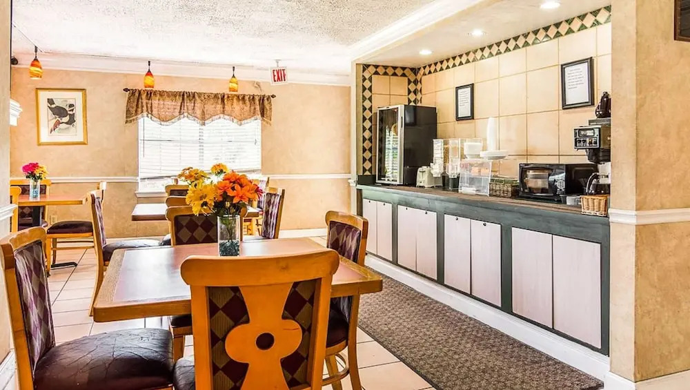 Rodeway Inn & Suites