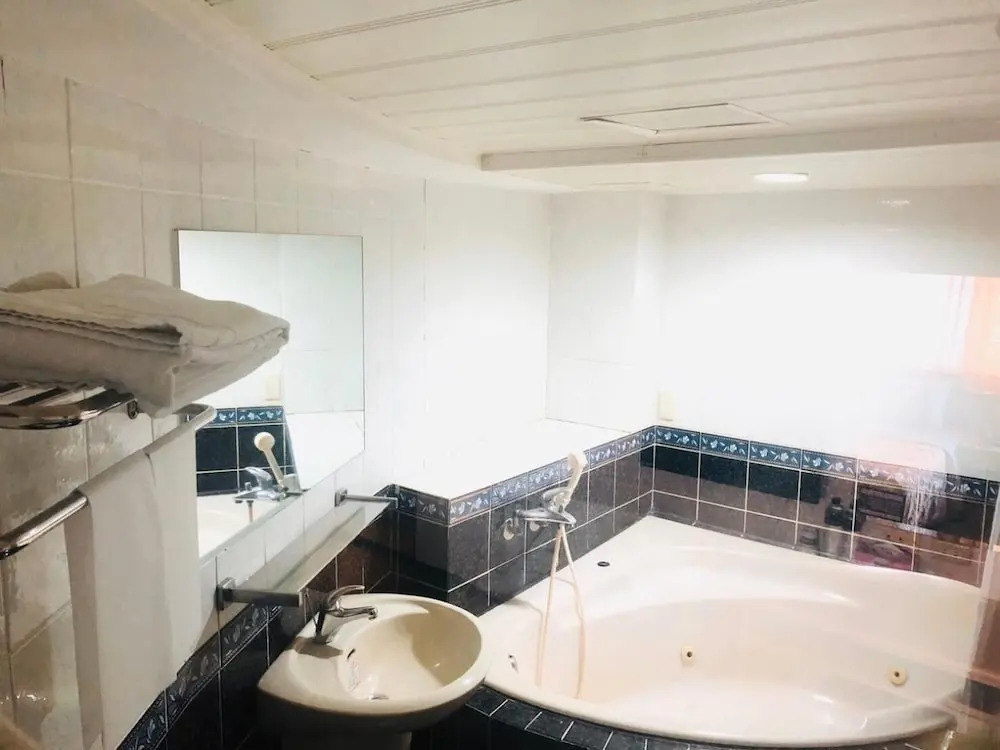 Jing Chen Commercial Hotel