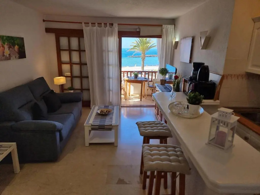 Casa Playa del Duque 2 in 1st sea line directly at the beach, heated pool, Wifi
