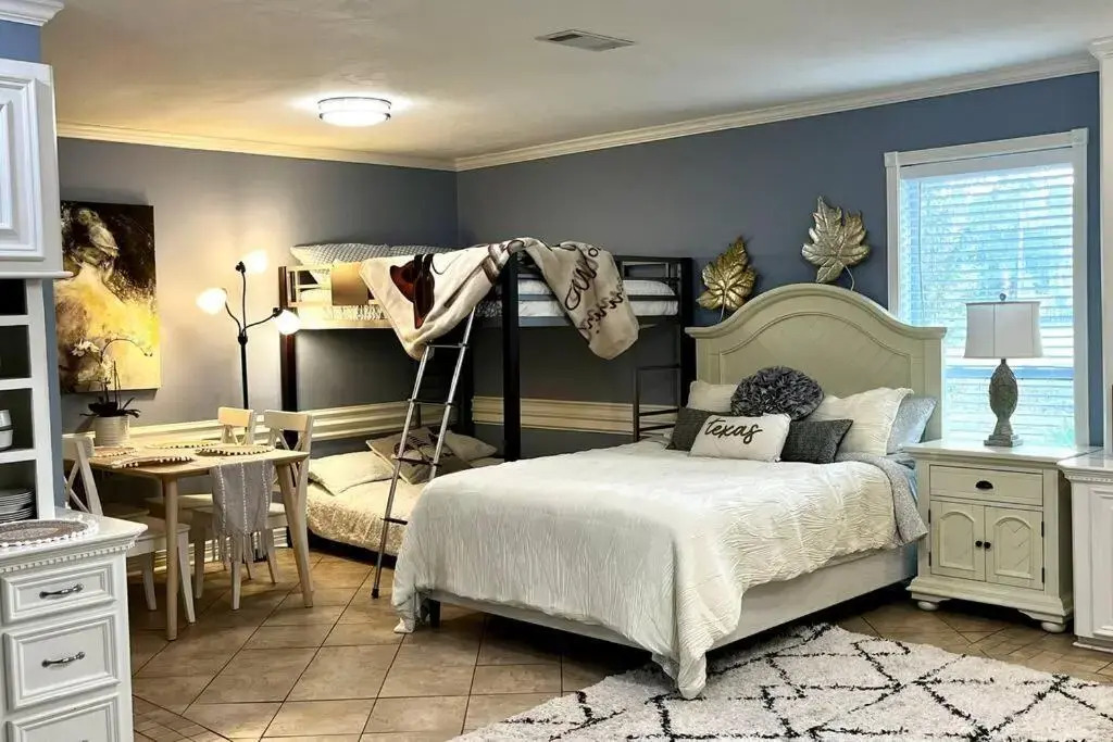 Beautiful traditional home*Modern updates*Guest suite B