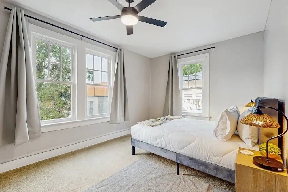 Spacious Duplex With Private Balcony, Washer & Dryer, and Wifi