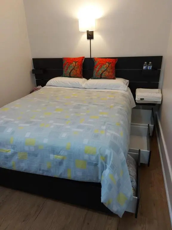 Entire 2nd Floor, Private Entrance, 3bds & 2baths, Niagara Falls