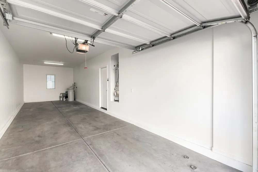 Bright Goodyear Home: Community Pool, Hot Tub