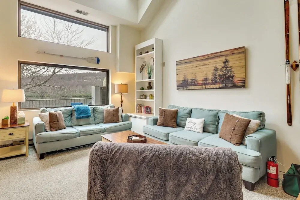 Game Room & Bbq: Waterfront Lake Harmony Condo!