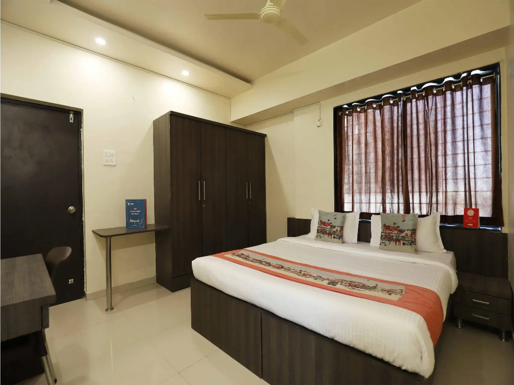 OYO 10680 Hotel Royal Inn