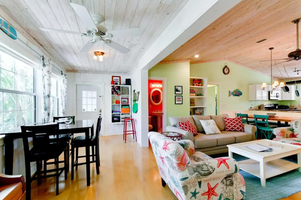 Captain's Quarters Spinnakers - 202 - 56th 1
