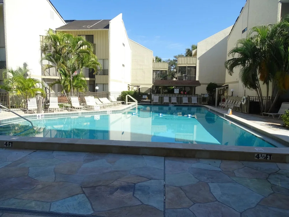 Bay Oaks E-82 2 Bedrooms 2 Bathrooms Apts