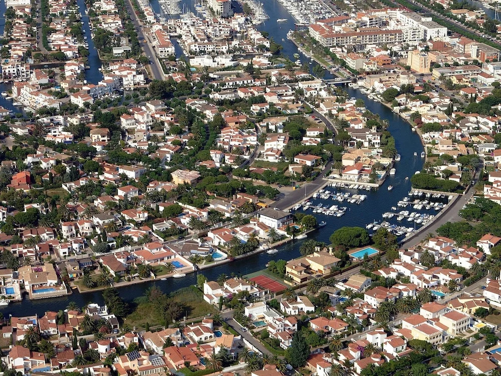 holiday house in Empuriabrava with private pool and mooring