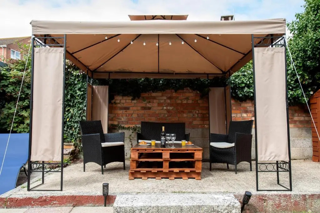 1-Bedroom Apartment with a Private Garden, beach 5-min walk