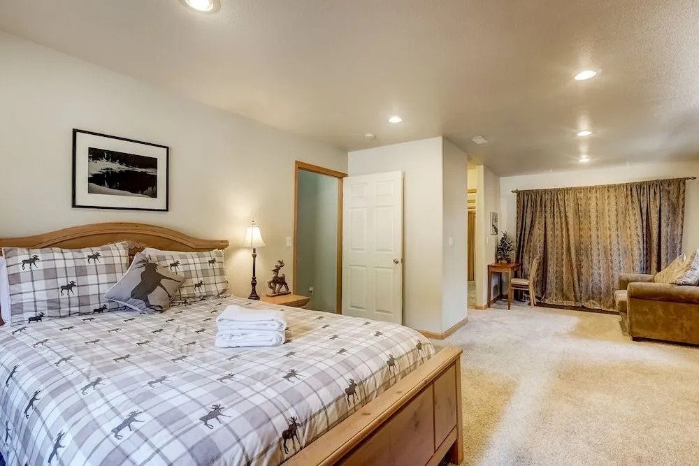 Montgomery Estates Bliss - Hot Tub, Pets, Family Fun!