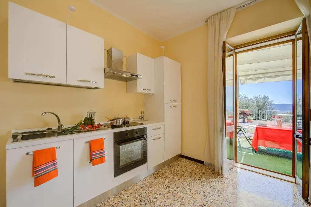 Gemma -Hilly area- relax with view lake