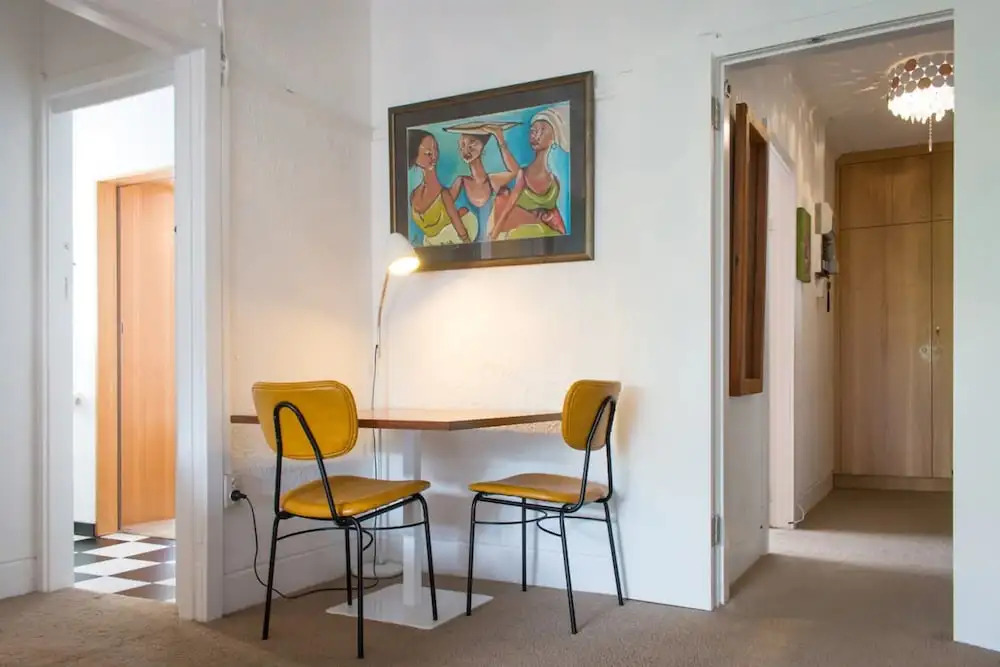 Stylish 2 Bed Art Deco Apartment