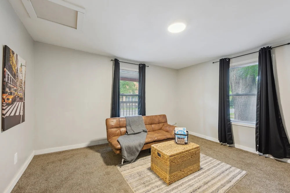 Macon Cottage w/ Porch - 2 Mi to Downtown!