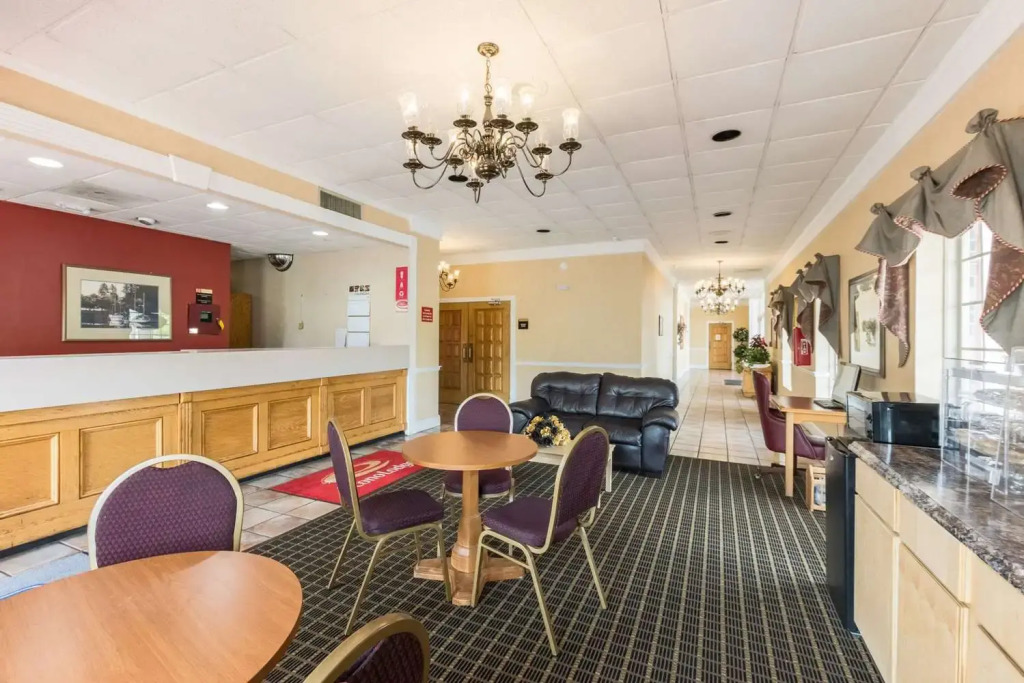 Econo Lodge Inn & Suites