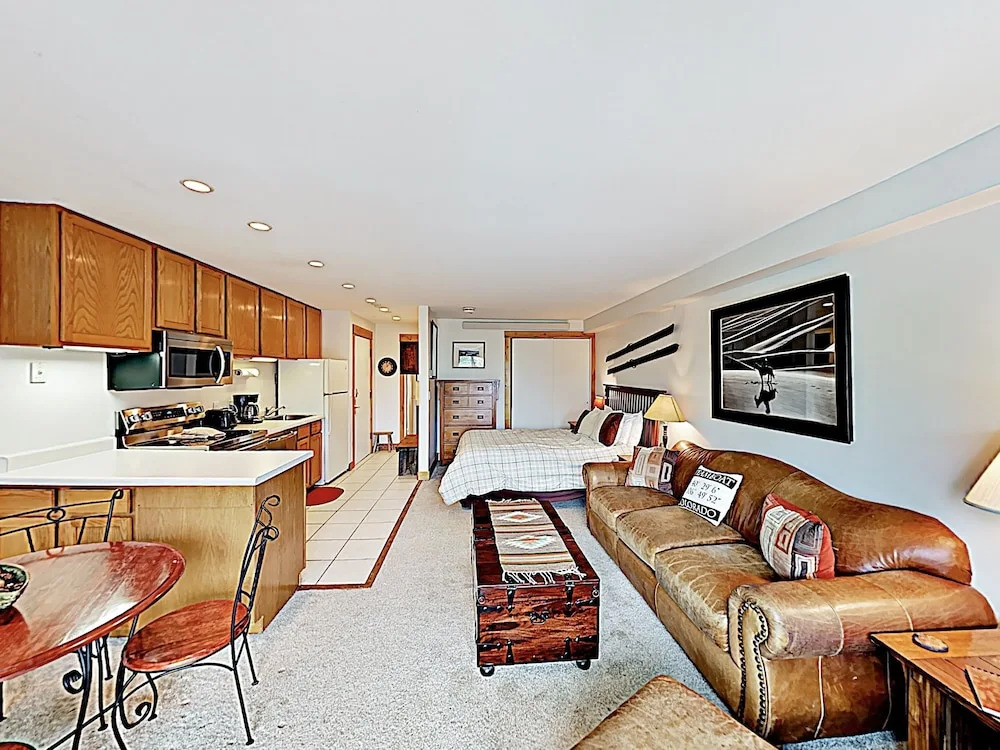 New Listing! Ski Studio W/ Pool, Sauna & Hot Tub Studio Bedroom Condo